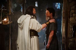 Zeus (Liam Neeson, l.) bittet Perseus (Sam Worthington) um Hilfe im Kampf gegen die Titanen und um den Glauben der Menschen.