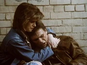 Lisa (Tammy Lauren, l.) versucht, MacGyver (Richard Dean Anderson, r.) zu beruhigen.