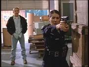 Jesse (Charlie Schlatter, l.) beobachtet verbl&uuml;fft, wie die Polizistin Patty es mit einer Gangsterbande aufnimmt.