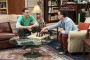 "The Big Bang Theory", "Die Neuvermessung der Liebe." In Pennys Beziehung mit Leonard ist der Alltag eingekehrt. Anstatt auf H&auml;nden getragen zu werden, l&auml;sst sich Leonard sehr zu Pennys Verdruss seit ihrer Hochzeit immer mehr gehen. Um etwas Abstand von ihm zu gewinnen, h&auml;lt es Penny daher f&uuml;r besser, das geplante gemeinsame Wochenende lieber mit Amy im Spa zu verbringen. Gekr&auml;nkt stimmt Leonard zu. Bald schon macht sich bei Leonard jedoch die Angst breit, er und Penny k&ouml;nnten sich genauso schnell scheiden lassen, wie sie geheiratet haben. Im Bild (v.li.): Jim Parsons (Sheldon Cooper), Johnny Galecki (Leonard Hofstadter).