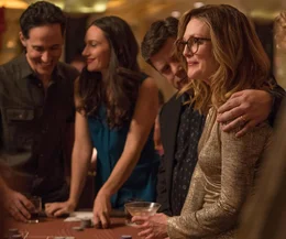Gloria Bell (Julianne Moore, r.)