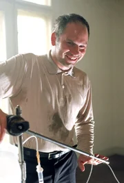 Der Psychopath Kai Kossak (Michael Lott) hat den grausigen Plan, Salzs&auml;ure in die Badewanne, in der Karin Thaler liegt, zu tr&auml;ufeln.