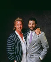 Detective James Crockett (Don Johnson, l.) und Decective Ricardo Tubbs (Philip Michael Thomas)
