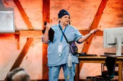 Die Patienten sollen sich nicht so anstellen, denkt sich Schwester Hiltrude (Hillu Stoll Hillu’s Herzdropfa). Doch bei ihren Behandlungsmethoden gibt’s nichts zu lachen. Die Patienten sollen sich nicht so anstellen, denkt sich Schwester Hiltrude (Hillu Stoll Hillu’s Herzdropfa). Doch bei ihren Behandlungsmethoden gibt’s nichts zu lachen.