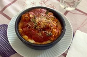 F&uuml;r die Gnocchi alla sorrentina wird die Pasta jeweils aus einem Kilogramm Kartoffeln und Mehl zubereitet. Die Gnocchi werden mit einer Tomatenso&szlig;e und cremigen Fior di Latte serviert.