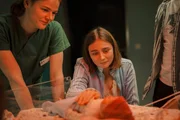 Als das Baby von Fritzis (Llewellyn Reichman, l.) Schwester Ida (Johanna Reinders, M.) mit einem schweren Herzfehler zur Welt kommt, muss es schnell operiert werden.