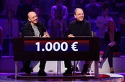 Moderator Kai Pflaume und seine Rateteam-Kapit&auml;ne Bernhard Ho&euml;cker und Elton begr&uuml;&szlig;en in dieser Sendung den Komiker Olli Dittrich und den Kabarettist Dieter Nuhr.