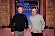 Moderator Kai Pflaume und seine Rateteam-Kapit&auml;ne Bernhard Ho&euml;cker und Elton begr&uuml;&szlig;en in dieser Sendung den Komiker Olli Dittrich und den Kabarettist Dieter Nuhr.