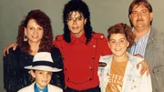 Verf&uuml;hrt von der m&auml;rchenhaften Existenz des S&auml;ngers Michael Jackson waren die Familien der beiden Jungen blind f&uuml;r die Manipulation und den Missbrauch, dem er sie letztendlich aussetzte.