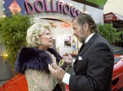 Hannes (Götz George) versucht Rosa (Christiane Hörbiger) zu erklären, was ihn von beschaulichen Bergen auf die wilde Hamburger Reeperbahn getrieben hat. Hannes (Götz George) versucht Rosa (Christiane Hörbiger) zu erklären, was ihn von beschaulichen Bergen auf die wilde Hamburger Reeperbahn getrieben hat.