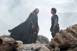 Hades (Ralph Fiennes, l.); Perseus (Sam Worthington, r.)