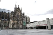 Sie sind die wichtigsten Lebensadern einer Stadt, sie sind pulsierende Orte des Zusammenkommens: Der Roncalli-Platz, direkt am K&ouml;lner Dom &ndash; &uuml;ber ihn gibt es viele Geschichten und Anekdoten zu erz&auml;hlen.