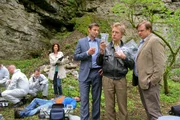 Tod beim Geocaching: Die Rosenheimer Ermittler Hansen (Igor Jeftic, 2.v.l.), Hartl (Michael A. Grimm, r.), Mohr (Max M&uuml;ller, 2.v.r.) und Dr. Eckstein (Petra Einhoff, l.) haben es mit einem raffinierten Fall zu tun.