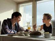 Heiko (Evangelos Tsarkowistas, l.) doziert begeistert &uuml;ber das Theater und seine Vorstellung von B&uuml;hne - auch beim Fr&uuml;hst&uuml;ck. Nikolaus (Konrad Damer, r.) h&ouml;rt ihm zu.