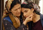 Sema Somumcu (Nalan Basaran, li.) tr&ouml;stet ihre Tochter Kadriye (Sesede Terziyan).