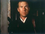 Auf seiner Fahrt durchs winterliche Colorado nimmt Bob (Danny Glover) den mysteri&ouml;sen Anhalter Lane mit. Indessen ist FBI-Agent LaCrosse (Dennis Quaid) auf der Jagd nach einem teuflischen Serien-Killer... _ Ein brillanter Thriller und ein stimmiges Roadmovie zugleich: knisternde Spannung und bestechend sch&ouml;ne Aufnahmen, gepaart mit einem actiongeladenen, fulminanten Showdown a la "Runaway Train"! Bild: Dennis Quaid