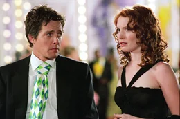 Als Lucy die Firma verlassen will, ist George (Hugh Grant, l.) &uuml;ber ihre K&uuml;ndigung nicht gl&uuml;cklich, l&auml;sst sie aber gehen - unter der Bedingung, dass sie selbst f&uuml;r Ersatz sorgt. Lucy sucht und findet die ehrgeizige junge Anw&auml;ltin June Carter (Alicia Witt, r.), die offensichtlich auch pers&ouml;nlich an ihrem reichen Boss interessiert ist ...