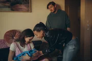 Ezra (Sophia Mercedes Burtscher, l.) hat gerade mit ihrem besten Freund Nemo (Timocin Ziegler, r.) ein Baby bekommen. Ein ungew&ouml;hnliches Arrangement, das Nemos neue Freundin Laura (Naomi Simmonds, M.) aber nicht st&ouml;rt.