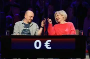 Rateteam-Kapit&auml;n Bernhard Ho&euml;cker (l.) und die Fernsehmoderatorin Carmen Nebel (r.) bilden ein Rateteam.