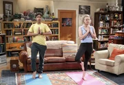 Gemeinsam finden Penny (Kaley Cuoco, r.) und Raj (Kunal Nayyar, l.) ihre innere Mitte ...