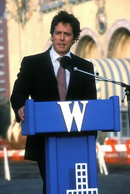 Bauunternehmer George Wade (Hugh Grant) bei einem seiner &ouml;ffentlichen Auftritte.