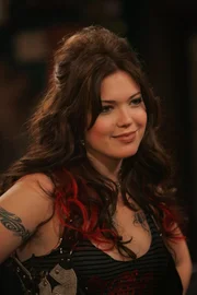 Mit Punkerin Amy (Mandy Moore) zieht Ted durch die Nacht und endet in einem Tattoo-Studio ...