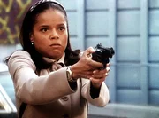 Die unerschrockene Amanda (Victoria Rowell) h&auml;lt einen gef&auml;hrlichen Gangster in Schach.