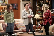 "The Big Bang Theory", "Der Zeitspar-Modus." Sheldon hat am selben Tag Amy und Leonard zugesagt, ihnen bei ihren Projekten zu helfen. Heillos &uuml;berfordert zieht sich Sheldon prompt eine Erk&auml;ltung zu. Am n&auml;chsten Tag erwacht Sheldon auf Leonards Couch und kann sich nicht mehr erinnern wie er dorthin gekommen ist. Au&szlig;erdem vermisst er sein Notizbuch mit Berechnungen f&uuml;r das geheime Projekt. Inzwischen wird Bernadette schmerzlich bewusst, dass sie bald wieder arbeiten geht und Halley alleine zur&uuml;cklassen muss. Im Bild (v.li.): Mayim Bialik (Amy Farrah Fowler), Johnny Galecki (Leonard Hofstadter), Kaley Cuoco (Penny).