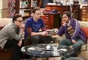 W&auml;hrend Leonard (Johnny Galecki, l.) und Raj (Kunal Nayyar, r.) den Atem anhalten, hat Sheldon (Jim Parsons, M.) seinen ersten richtigen Streit mit Amy.