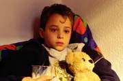 Sascha (David K&ouml;tter) w&uuml;nscht sich eine eigene Familie. Am liebsten h&auml;tte er es, wenn sich seine Erzieherin Pamela in den Werber Tom verlieben w&uuml;rde ...
