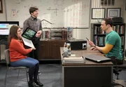 Sheldon (Jim Parsons, r.) will mit Hilfe eines Emotionendetektors die Gefühle seiner Freunde Amy (Mayim Bialik, l.) und Howard (Simon Helberg, M.) besser verstehen. Sheldon (Jim Parsons, r.) will mit Hilfe eines Emotionendetektors die Gefühle seiner Freunde Amy (Mayim Bialik, l.) und Howard (Simon Helberg, M.) besser verstehen.