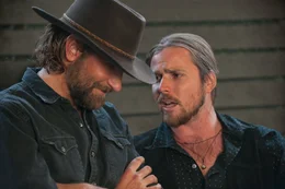 L-R: Jackson Maine (Bradley Cooper), Gitarrist (Lukas Nelson).