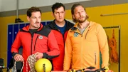 Tobi (Markus Brandl, l.), Rudi (Michael Pascher, M.) und Markus (Sebastian Str&ouml;bel, r.) machen sich Sorgen um ihren Kollegen Michi.