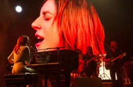 L-R: Ally (Lady Gaga), Gitarrist (Lukas Nelson), Jackson Maine (Bradley Cooper).