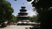 Der 25 Meter hohe Chinesische Turm ist das Wahrzeichen des Englischen Gartens.