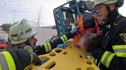 F&uuml;r die Feuerwehr M&uuml;nchen wird es hochdramatisch: Personen sind unter einer Hebeb&uuml;hne eingeklemmt.