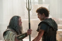 Perseus (Sam Worthington, r.) trifft im Olymp statt Zeus nur Poseidon (Danny Huston) an.