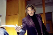Der Werber Tom (Mark Keller) reicht die Bewerbungsunterlagen f&uuml;r Saschas Adoption beim Jugendamt ein.