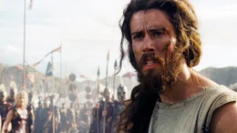 Agenor (Toby Kebbell) f&uuml;hrt Perseus zu Hephaistos.