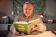 Kommissar Thiel (Axel Prahl) will Hottes Geschichten n&auml;her auf den Grund gehen und liest das Buch, dass dieser als Stand Gold ver&ouml;ffentlicht hat :"Der Mann, der in den Dschungel fiel".
