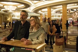 Gloria (Julianne Moore) beginnt mit Arnold (John Turturro) eine Aff&auml;re.