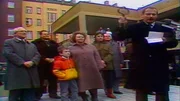 Das Jahr 1984 &ndash; DDR-B&uuml;rger besetzen die St&auml;ndige Vertretung der Bundesrepublik in Ost-Berlin. In West-Berlin wird Eberhard Diepgen Regierender B&uuml;rgermeister und Box-Idol Bubi Scholz erschie&szlig;t seine Frau. Eine Berlin-Chronik der Superlative: 40 Folgen, Jahr f&uuml;r Jahr erz&auml;hlt, von 1961, dem Jahr des Mauerbaus, bis zum neuen Jahrtausend 1999, zehn Jahre nach dem Mauerfall. - Feierliche &Uuml;bergabe der 2 Millionsten Wohnung am Arkonaplatz in Ost-Berlin.
