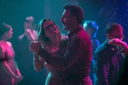 Gloria (Julianne Moore) erlebt einen rauschenden Discoabend mit Arnold (John Turturro).