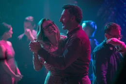 Gloria (Julianne Moore) erlebt einen rauschenden Discoabend mit Arnold (John Turturro).