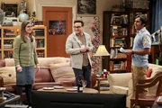"The Big Bang Theory", "Der Zeitspar-Modus." Sheldon hat am selben Tag Amy und Leonard zugesagt, ihnen bei ihren Projekten zu helfen. Heillos &uuml;berfordert zieht sich Sheldon prompt eine Erk&auml;ltung zu. Am n&auml;chsten Tag erwacht Sheldon auf Leonards Couch und kann sich nicht mehr erinnern wie er dorthin gekommen ist. Au&szlig;erdem vermisst er sein Notizbuch mit Berechnungen f&uuml;r das geheime Projekt. Inzwischen wird Bernadette schmerzlich bewusst, dass sie bald wieder arbeiten geht und Halley alleine zur&uuml;cklassen muss. Im Bild (v.li.): Mayim Bialik (Amy Farrah Fowler), Johnny Galecki (Leonard Hofstadter), Kunal Nayyar (Rajesh Koothrappali).