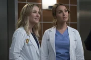 L-R: Dr. Arizona Robbins (Jessica Capshaw) und Dr. Jo Wilson (Camilla Luddington) L-R: Dr. Arizona Robbins (Jessica Capshaw) und Dr. Jo Wilson (Camilla Luddington)