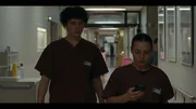 Greta (Lydia Amasko, l.) hat ihre Pr&uuml;fungen bestanden und unterst&uuml;tzt in der Klinik; mit Klinikhebamme Elke (Marie Rosa Tietjen, r.) bekommt sie eine neue Mentorin.