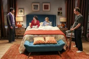 L-R: Rajesh Koothrappali (Kunal Nayyar), Howard Wolowitz (Simon Helberg), Bernadette Rostenkowski-Wolowitz (Melissa Rauch), Stuart (Kevin Sussman).