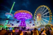 Ein Kettenkarussel dreht sich auf der Cranger Kirmes in Herne (Nordrhein-Westfalen). Das Volksfest mit rund 500 Schaustellern wird j&auml;hrlich von mehr als vier Millionen Menschen besucht und z&auml;hlt zu den gr&ouml;&szlig;ten Volksfesten Deutschlands.