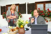 Hartl (Michael A. Grimm, r.) hat sich vor&uuml;bergehend bei Marie (Karin Thaler, l.) auf dem Hof einquartiert.